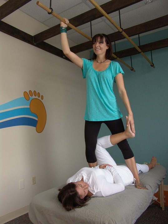 Fig. 3. Ashiatsu for hip rotators